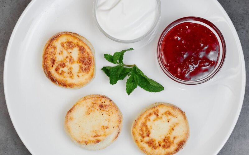 Завтрак сырники с джемом и сметаной