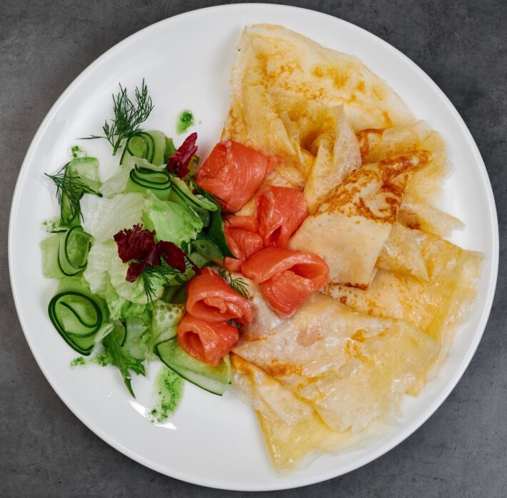 Завтрак блины с сёмгой и зеленым салатом