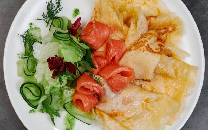 Завтрак блины с сёмгой и зеленым салатом