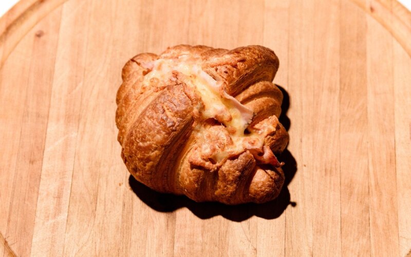 Круассан ветчина и сыр