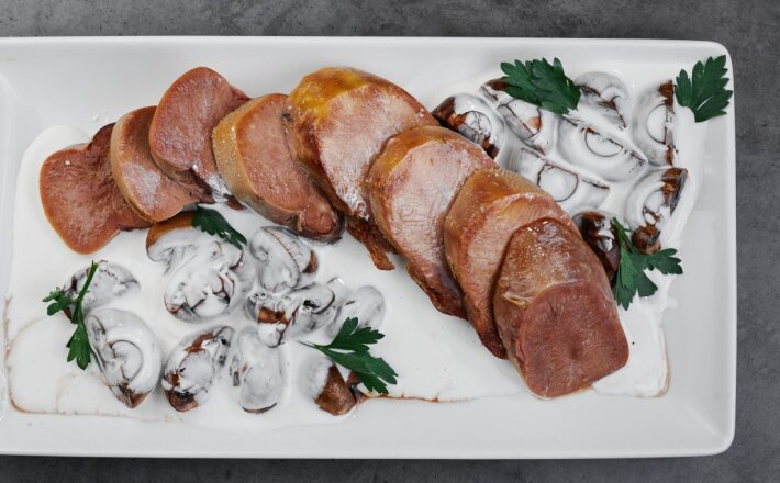 Язык говяжий с шампиньонами в грибным соусе