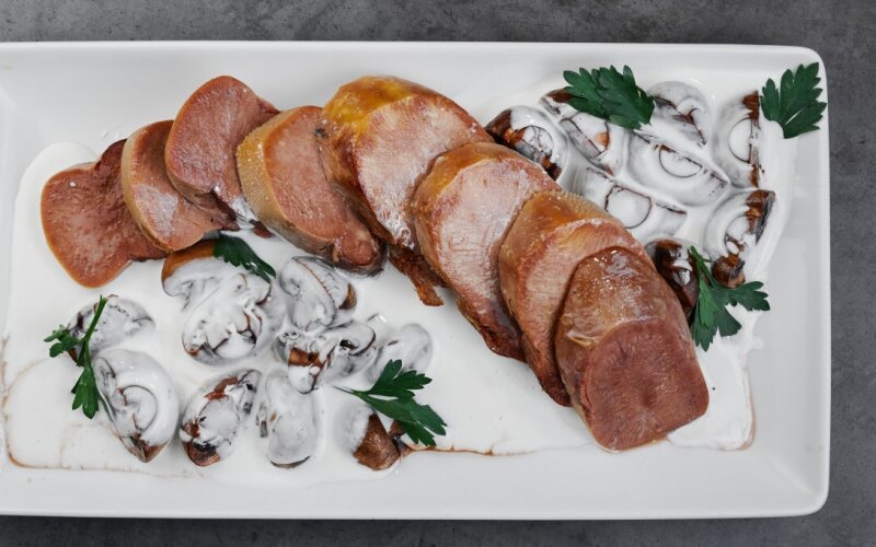 Язык говяжий с шампиньонами в грибным соусе