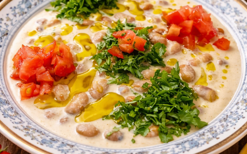 Тарелка бобов фава с тахини فول مع طحينة