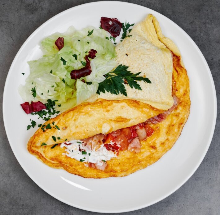 Завтрак омлет с овощами