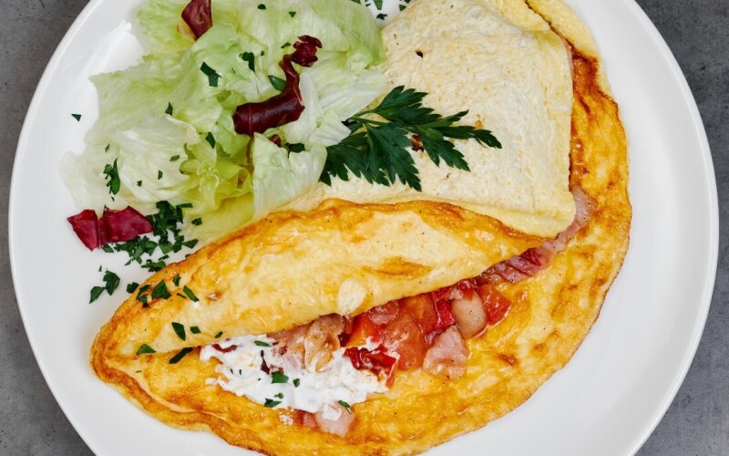 Завтрак омлет с овощами