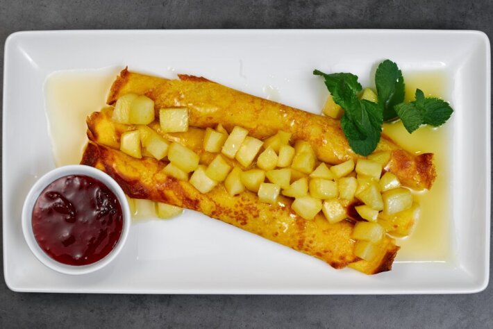 Завтрак блины с яблоком и мягким сыром