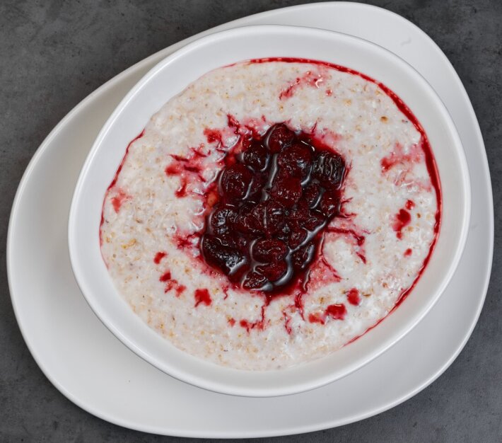 Завтрак овсяная каша с ягодным соусом