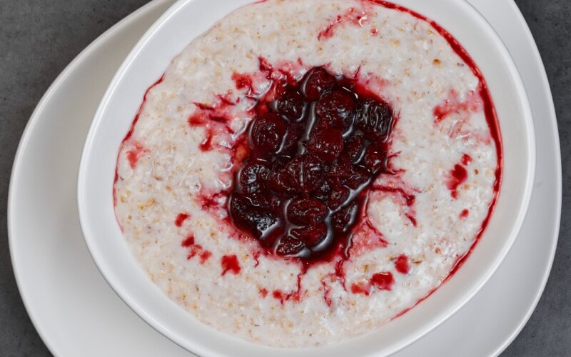 Завтрак овсяная каша с ягодным соусом