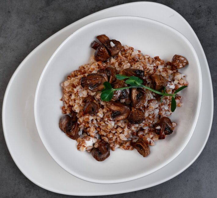 Завтрак каша гречневая с грибами и сыром