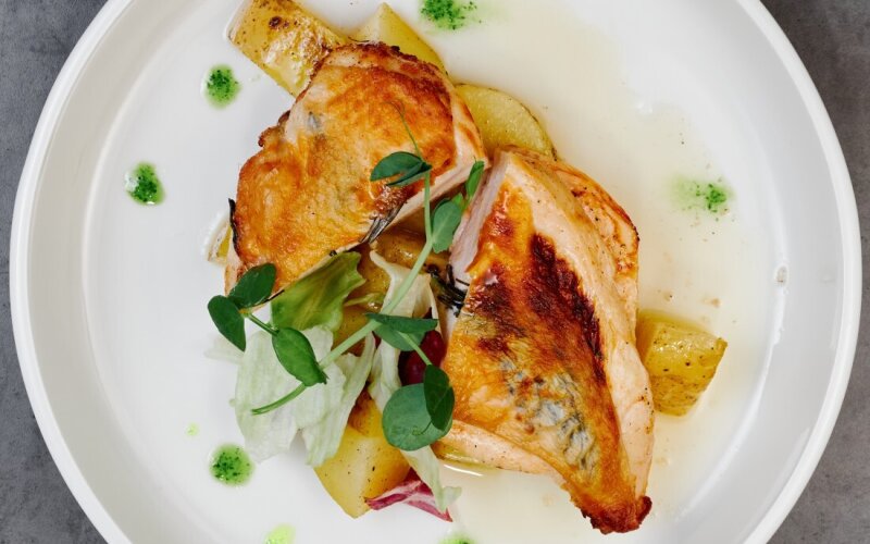 Куриная грудка с томлёным картофелем