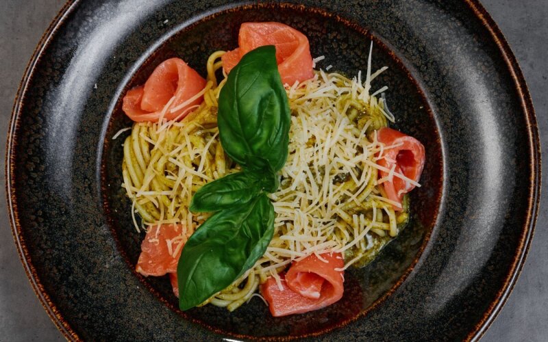 Паста с сёмгой и соусом песто