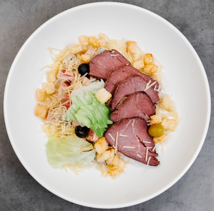 Салат с ростбифом, овощами и ореховым соусом