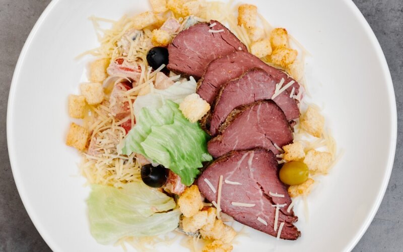 Салат с ростбифом, овощами и ореховым соусом