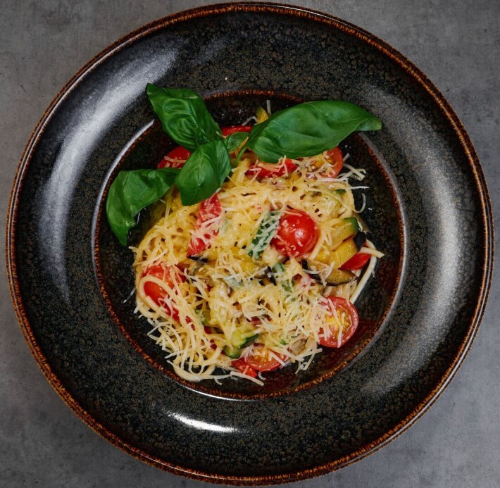 Паста с овощами, твердым сыром и оливковым маслом