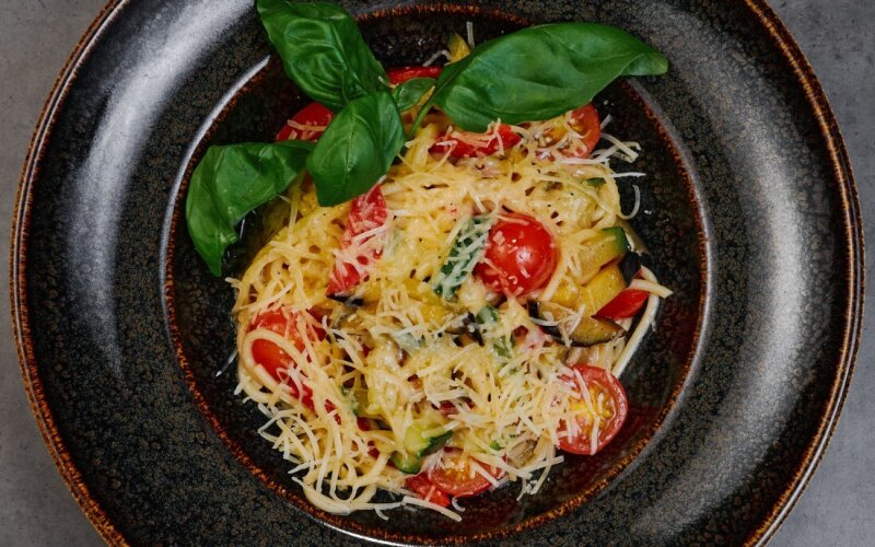 Паста с овощами, твердым сыром и оливковым маслом