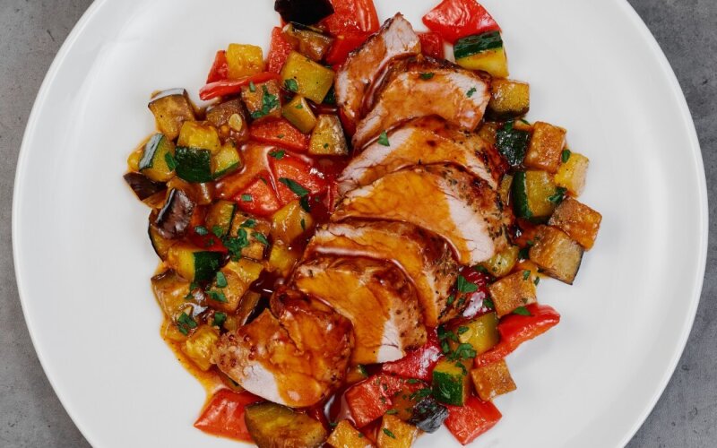 Свиная вырезка с травами и овощами