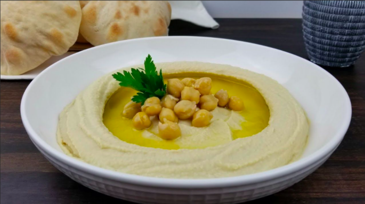 Тарелка с хумусом حمص بالطحينة