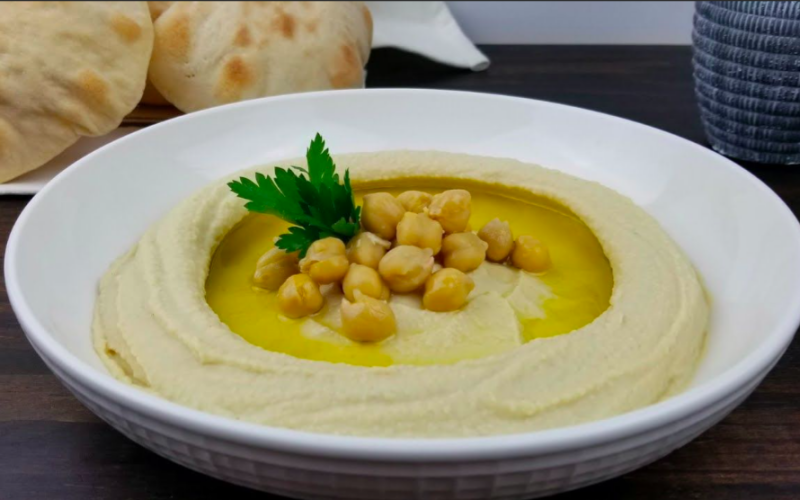 Тарелка с хумусом حمص بالطحينة