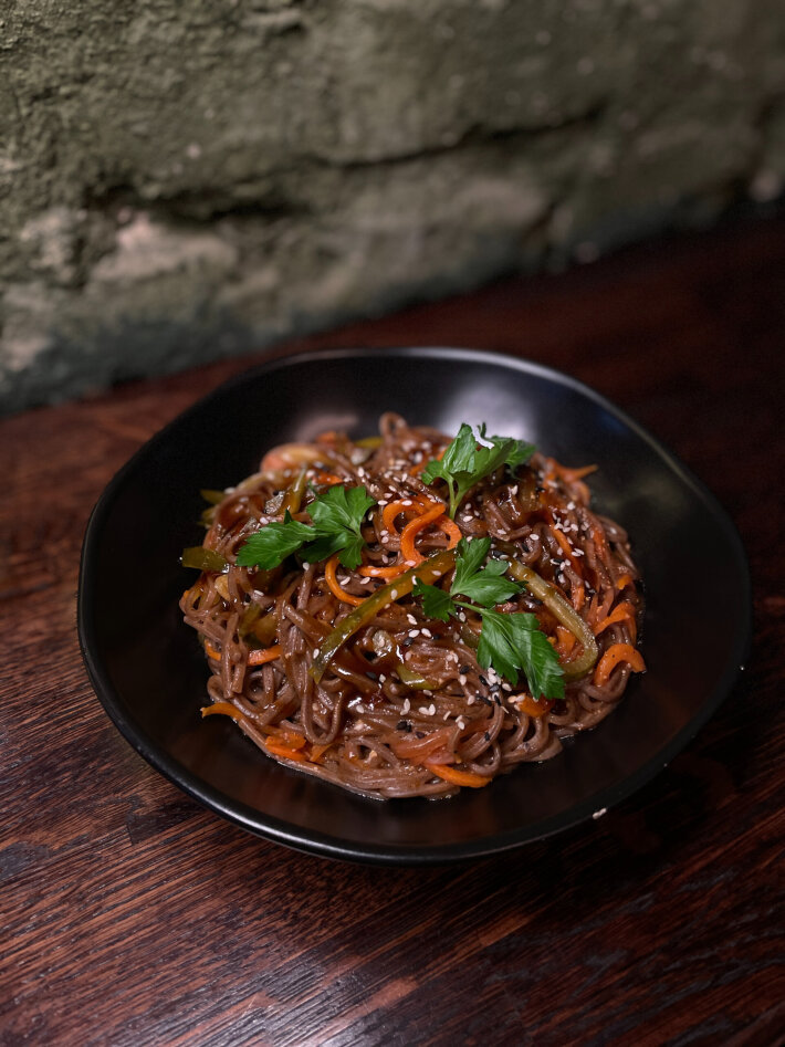 Соба с огурцами и овощами