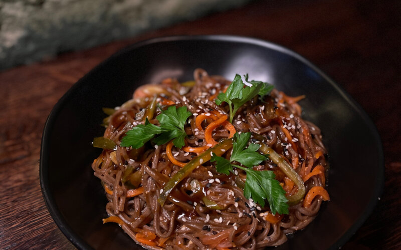 Соба с огурцами и овощами