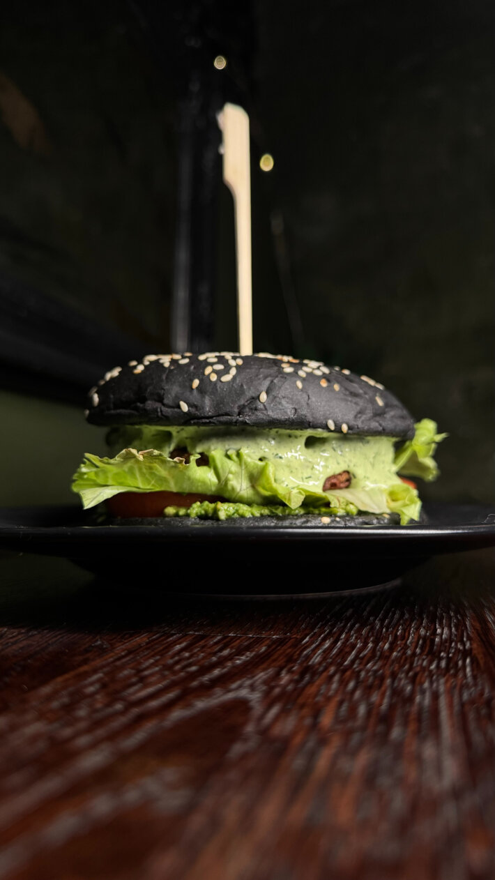 Бургер «Чёрный с песто»