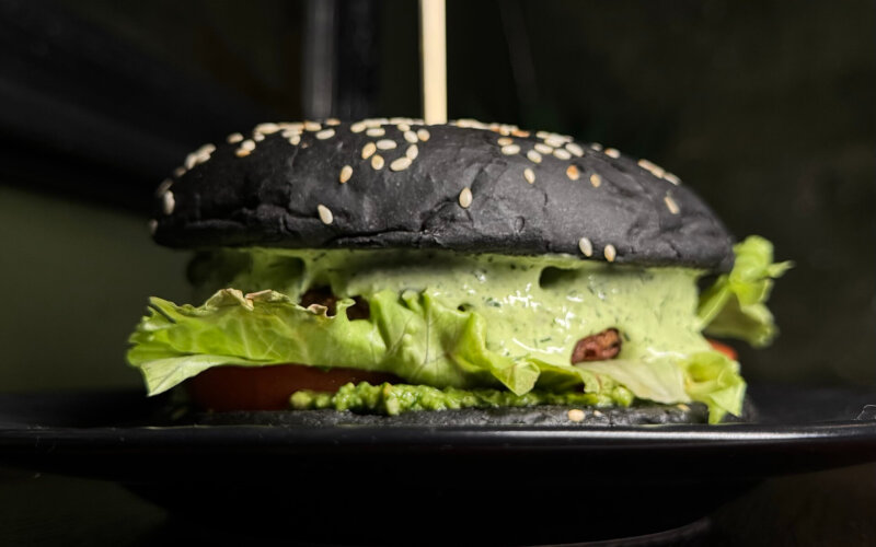 Бургер «Чёрный с песто»