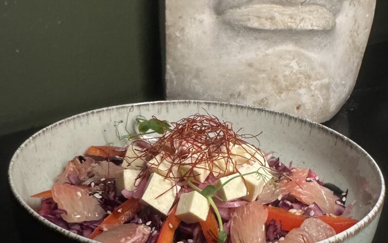 Салат с помело и хумусом