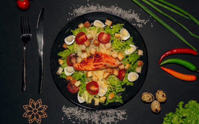 Салат «Цезарь» с лососем