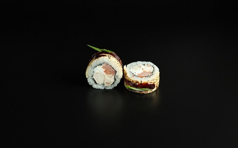 Ролл опалённый с сыром «Чеддер»