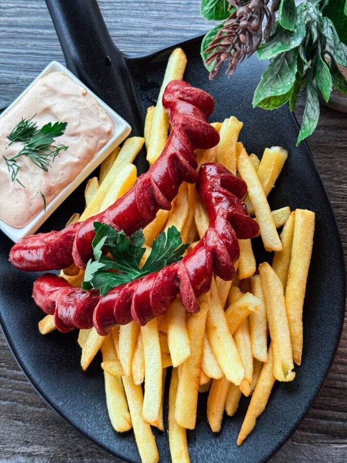 Картофель фри и колбаски