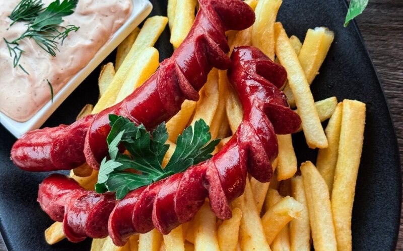 Картофель фри и колбаски