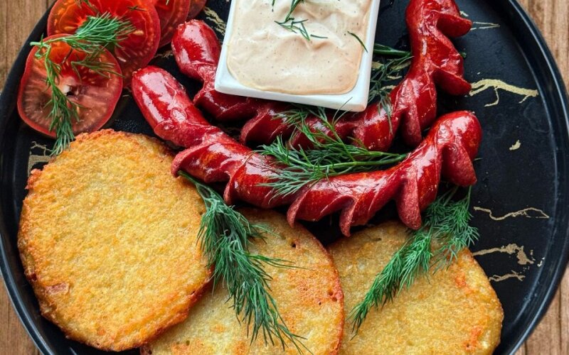Драники и колбаски