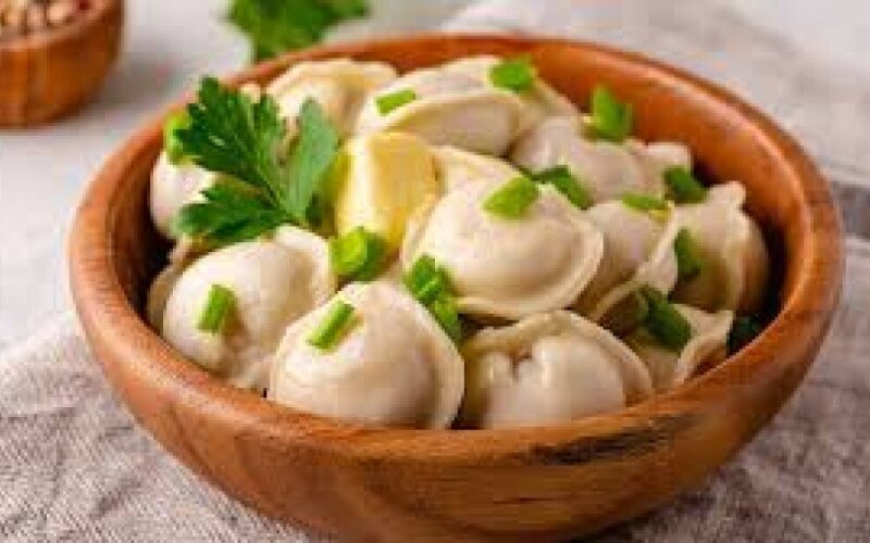 Пельмени  с мясом птицы отварные с маслом и сметаной