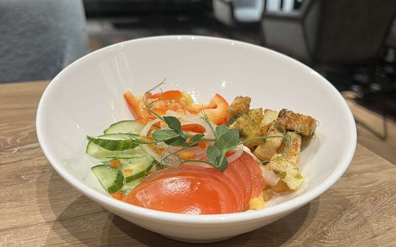 Вегетарианский салат с пряной луковой заправкой