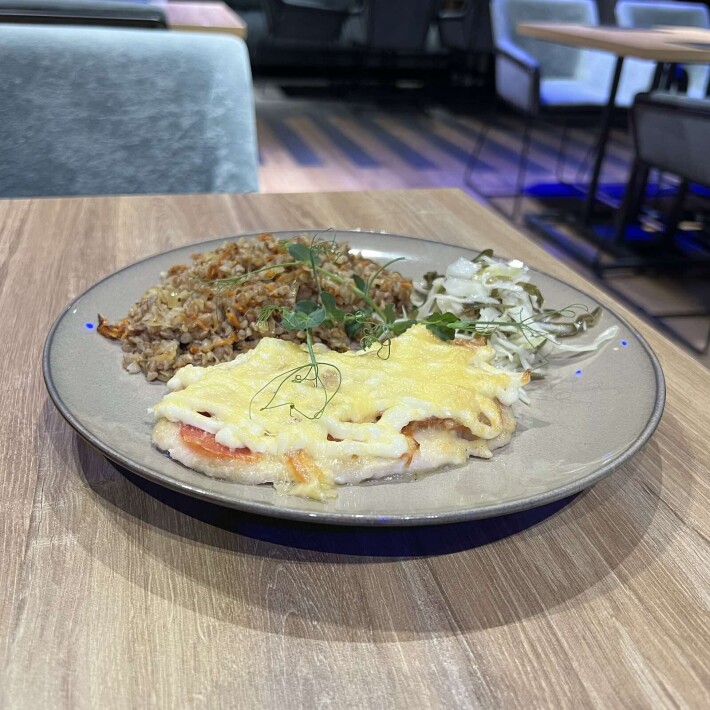 Куриное филе, запеченное с копченой грудинкой и помидорами