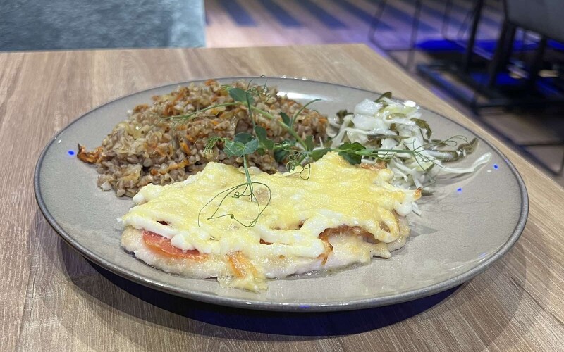 Куриное филе, запеченное с копченой грудинкой и помидорами