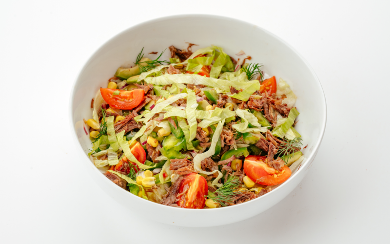 Салат с говяжьими щеками