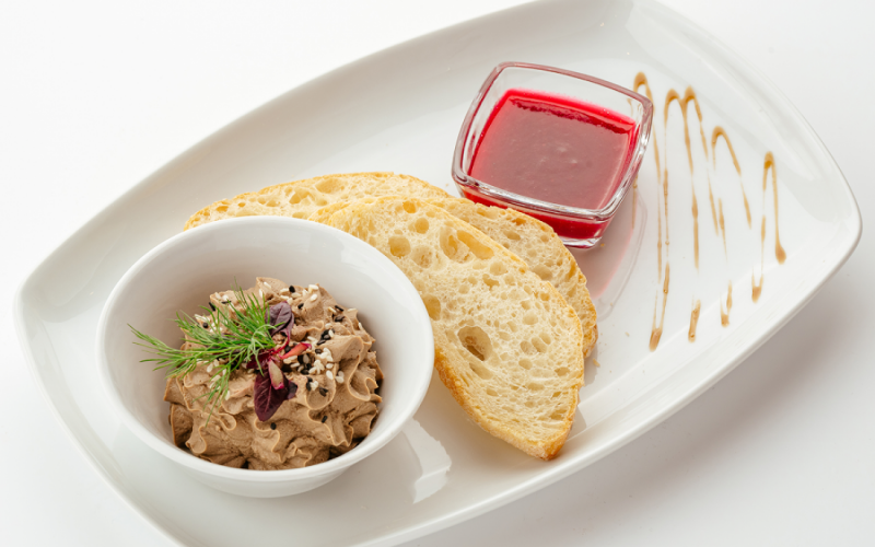 Паштет из куриной печени с клюквеным соусом
