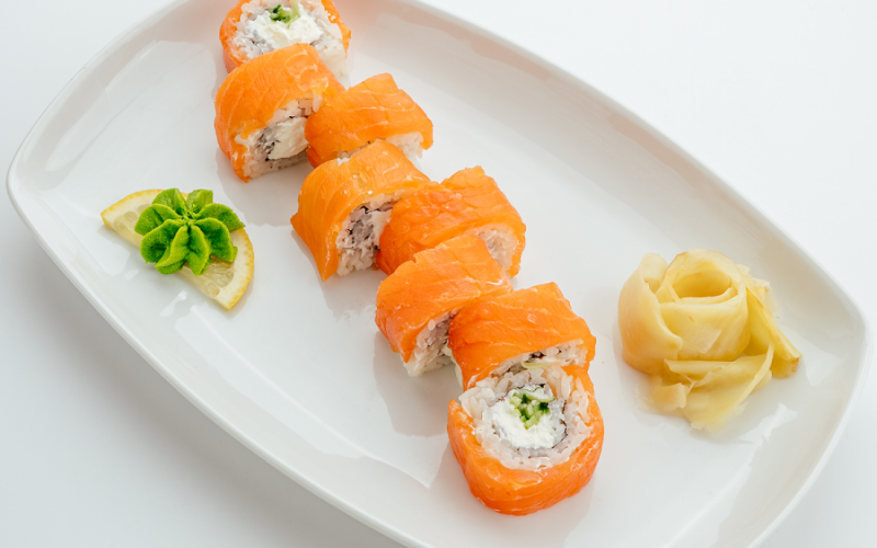 Филадельфия с лососем и икрой масаго