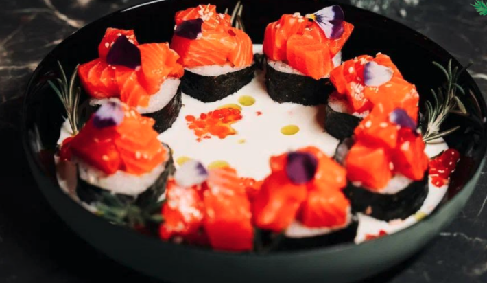 Классический ролл «Тартар» со сливочно-икорным соусом