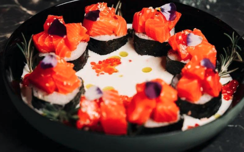 Классический ролл «Тартар» со сливочно-икорным соусом