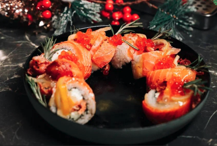 Запечённый ролл «Филадельфия» с лососем терияки, лимонным джемом и медовым беконом