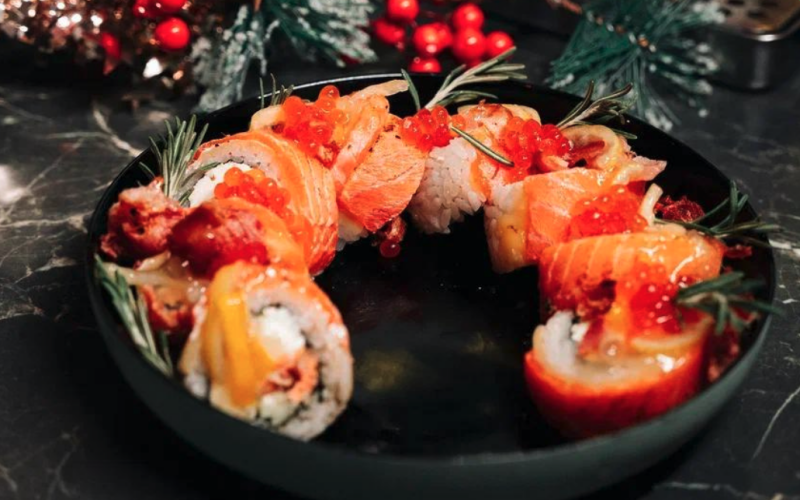 Запечённый ролл «Филадельфия» с лососем терияки, лимонным джемом и медовым беконом