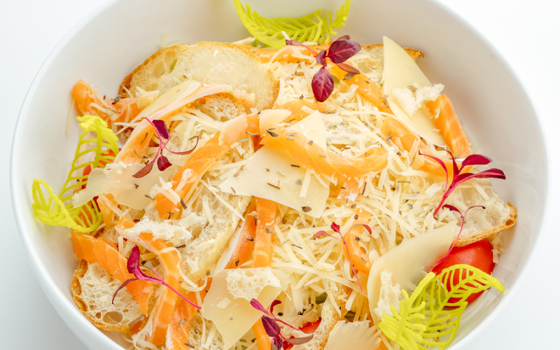 Цезарь с красной рыбой