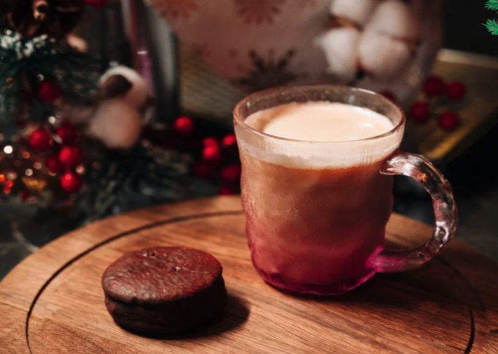 Горячий шоколад с печеньем