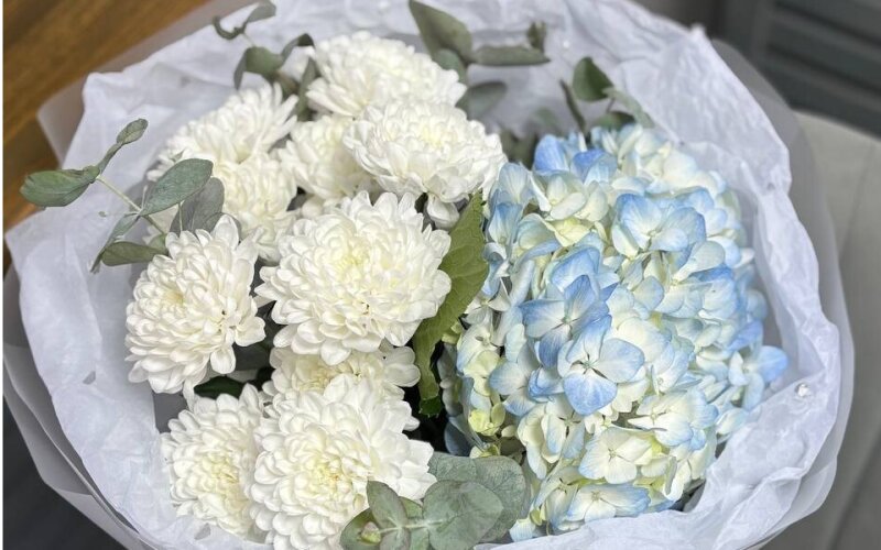 Букет из гортензии и хризантемы