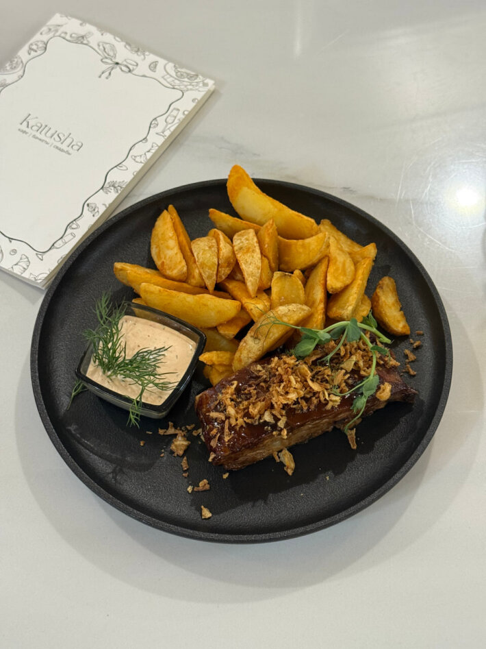 Томлёное ребро с деревенским картофелем