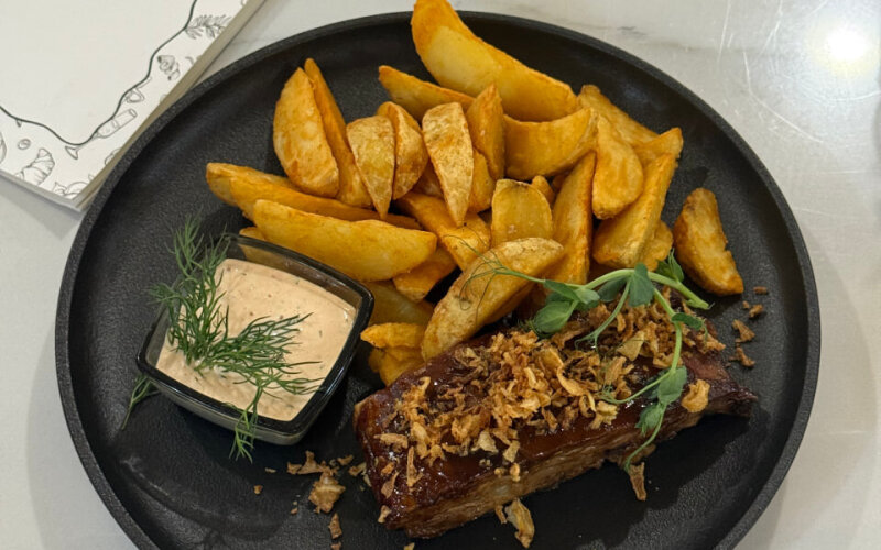 Томлёное ребро с деревенским картофелем