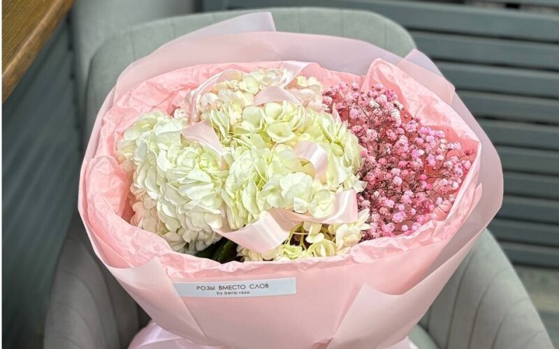 Букет из гортензии и гипсофилы