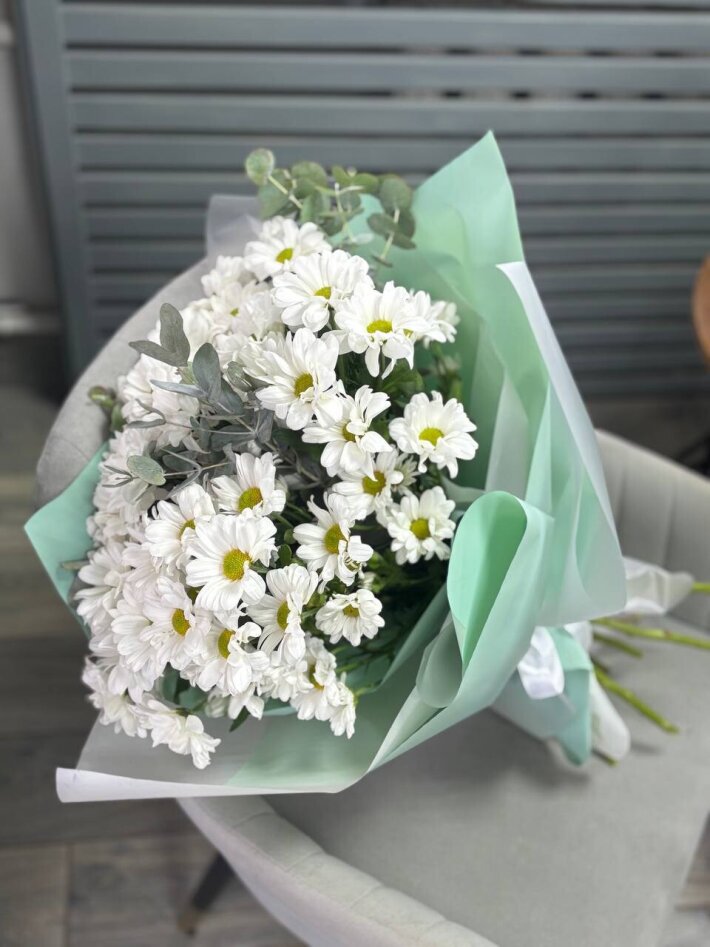 Букет из ромашковой хризантемы и зелени эвкалипта